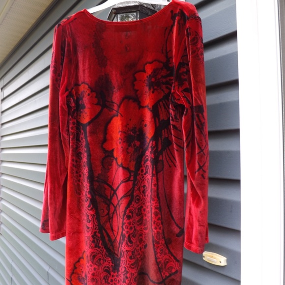 Red & black floral ruffled Pyramid Collection top - Picture 2 of 4